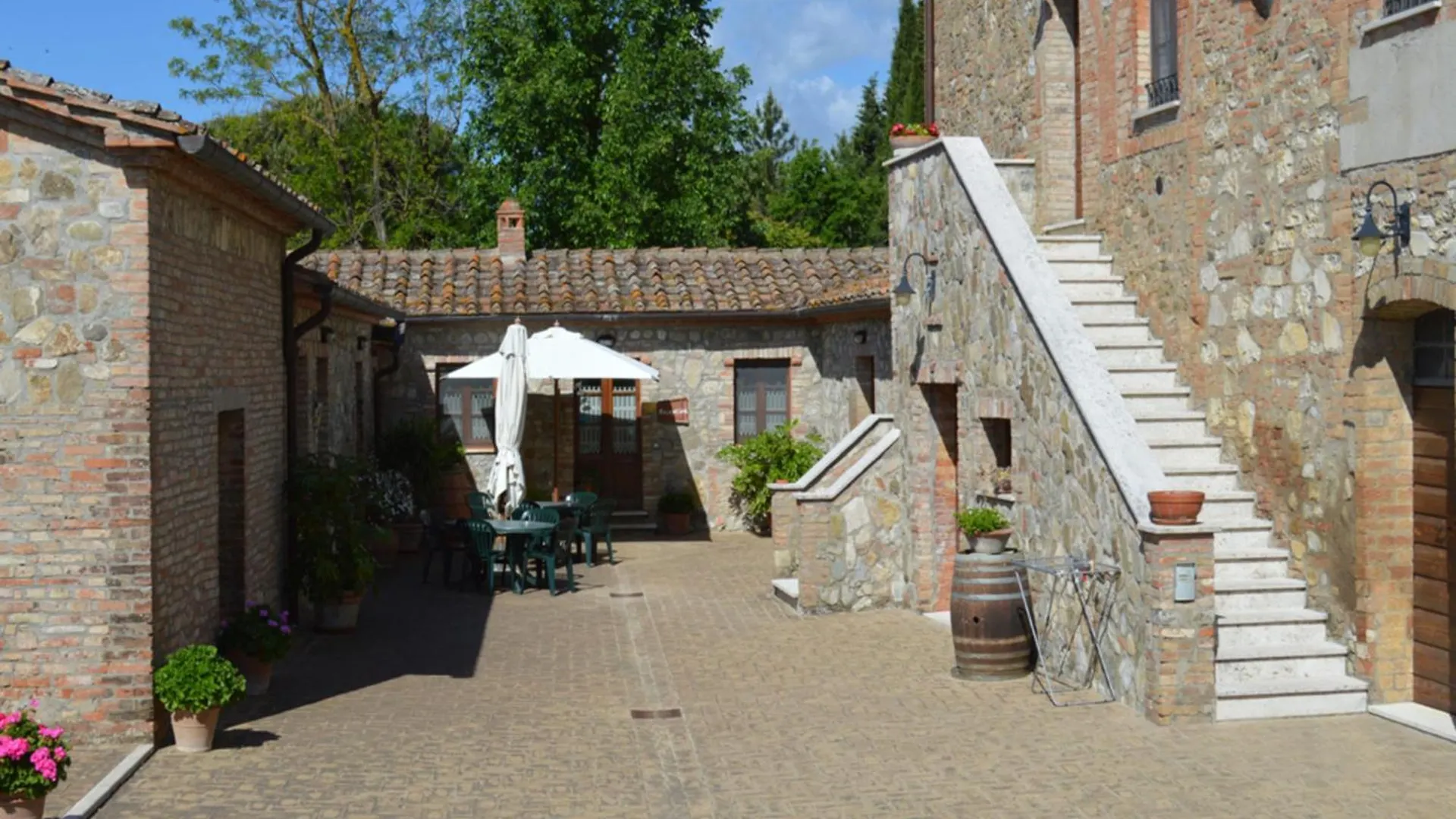 Rustic Style Flat With Swimming Pool Apartment Guistrigona